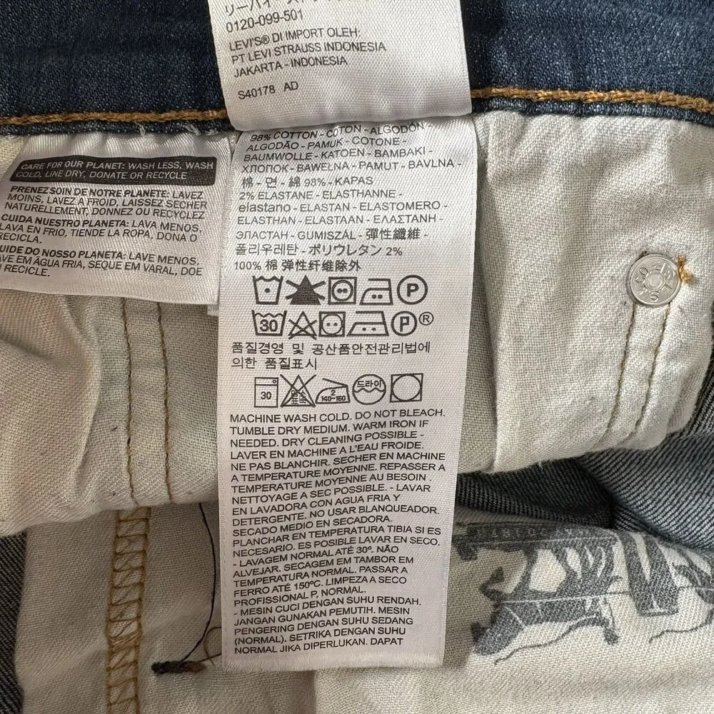Levi's Jeans 541 Athletic Taper Fit Blue Denim Men Size W48 L34 measures 31.5